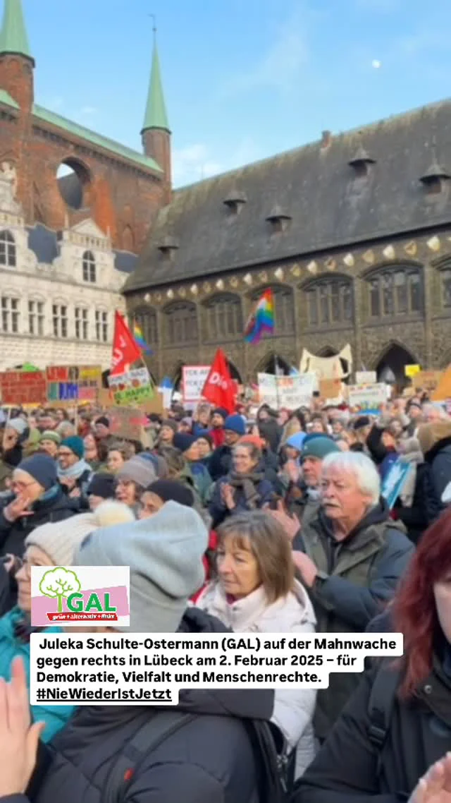 #NieWiederIstJetzt – Für Demokratie, Vielfalt & Menschenrechte | Rede von Juleka Schulte-Ostermann (GAL) bei der Mahnwache am 08.02.2025 in #Lübeck

Liebe Menschen Lübecks,
 am 23. Februar haben wir die Wahl. Und sie ist entscheidend. Denn wir müssen denjenigen eine klare Absage erteilen, die aus machtpolitischem Kalkül mit rechten Demokratiefeinden paktieren.

Dass CDU und FDP bereit sind, die Brandmauer nach rechts einzureißen, haben sie nicht nur in Berlin gezeigt – sondern auch hier in Lübeck. Nur einen Tag nach dem Dammbruch im Bundestag, versuchten CDU und FDP in der Lübecker Bürgerschaft – vorhersehbar mit den Stimmen der AfD, aber zum Glück vergeblich – eine Teilnahme anderer Bürgerschaftsmitglieder an der Mahnwache gegen rechts hier auf dem Marktplatz während der Bürgerschaftspause zu verhindern. Der Fraktionsvorsitzende der CDU-Bürgerschaftsfraktion und Bundestagskandidat Christopher Lösch erklärte dazu: Es handle sich um Bundeswahlkampf und das sei kein Thema für die Bürgerschaftsarbeit in Lübeck. 
Doch wenn die Brandmauer fällt, dann geht uns das alle was an! Egal ob in der Bürgerschaft, im Landtag, im Bundestag, am Arbeitsplatz, am Küchentisch oder heute hier auf dem Marktplatz – wir alle sind gefragt, unsere Demokratie zu verteidigen. 
Deshalb mein Appell:

▪️Stimmt am 23. Februar für die Parteien, bei denen ihr euch darauf verlassen könnt, dass sie nicht mit rechten Demokratiefeinden paktieren.

▪️Stimmt für die, die den Dammbruch weder relativieren, noch rechtfertigen oder verteidigen, sondern glaubwürdig gegen rechts und für die Demokratie einstehen! 
Hier in Lübeck stehen wir als GAL auf kommunaler Ebene klar gegen Rechts – auf Bundesebene gibt es aber auch Parteien, die das ebenso tun. Nutzt eure Stimme am 23. Februar für den Schutz der Brandmauer und wählt diese. Denn genau dafür stehen wir heute hier – vereint für die Demokratie, Vielfalt, Menschenrechte und gegen Demokratiefeinde. Wir lassen nicht zu, dass Lübeck schweigt, wenn unsere Demokratie angegriffen wird!

Danke, dass ihr heute so zahlreich gekommen seid, um genau das zu zeigen!
