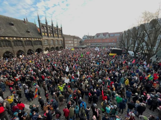 💖 Eindrücke von der Mahnwache gegen rechts am 08.02.2025 in #Lübeck mit rund 5000 Teilnehmenden in unserer kleinen Bilderschau. Danke Lübeck! 💕

#niewiederistjetzt #wirsindmehr 

@julekaschulteostermann @tim.kluessendorf @lgbeutin @bruno.hoenel @dielinke @grueneluebeck @spdluebeck @dielinkehl @marzipanpiraten  @fluechtlingsforum @amnesty_international_luebeck @hausderkulturen @julekaschulteostermann @omasgegenrechts @frauengegenmerz @starke_frauen_gegen_rechts @frauen_gegen_rechtsx @superkunstfestival @gew_hl @hansemuseum.eu @theaterluebeck @kulturakademie @treibsand.luebeck @solizentrum_luebeck @aidshilfe_luebeck @reformierte_gemeinde_luebeck @ver.di_luebeck_soh