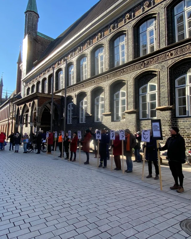 #saytheirnames Gedenkaktion vor dem Lübecker Rathaus

Heute, am 19. Februar, jährt sich der rassistische Terroranschlag in Hanau zum fünften Mal.
#5JahreDanach

Neun Menschen wurden dabei ermordet –
Gökhan Gültekin, Sedat Gürbüz, Said Nesar Hashemi, Mercedes Kierpacz, Hamza Kurtovic, Vili Viorel Păun, Fatih Saraçoglu, Ferhat Unvar und Kaloyan Velkov.

#saythiernames #niewiederrassismus #niewiederistjetzt 

Wir gedenken der Opfer und fordern Gerechtigkeit.