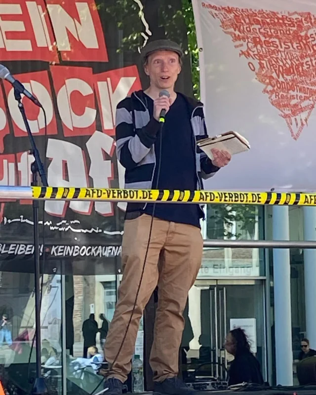 Lübeck, 11.05.2025. Rede unseres Vorstandsmitgliedes Christian Beck auf der Kundgebung: "AfD Verbot JETZT" auf dem Markt im ❤️ der Stadt:

"Moin.

Ich glaube, ich muss hier niemandem erklären, warum die AfD verfassungsfeindlich ist. Wir haben alle längst erkannt, dass diese Partei Menschen nach zweierlei Maß misst - dass sie die Würde des Menschen für antastbar hält, abhängig von Herkunft, Religion oder Weltanschauung.

Mittlerweile hat auch der Verfassungsschutz genau das festgestellt. Die AfD ist eine gesichert rechtsextreme Partei.

Wir erleben mit der AfD eine Partei, die sich radikalisiert hat. Die immer enthemmter auftritt. Die offen gegen Demokratie, Vielfalt & Menschenrechte hetzt und handelt. Und die dabei auf eine Gesellschaft trifft, die oft zu langsam, zu zaghaft und zu leise reagiert.

Das zu Grunde liegende Problem ist viel größer als die AfD. Aber ein AfD-Verbot ist ein notwendiger Teil einer Lösung. Denn jede demokratische Antwort auf diesen Techtsextremismus braucht vor allem eins: Zeit.

Zeit für Bildung. Zeit für Aufklärung. Zeit für Austausch.

Wenn wir die AfD aber weiterhin ungebremst und uneingeschränkt wirken lassen, dann verlieren wir die Grundlage unserer demokratische Gesellscahft.

Deshalb sagt die GAL ganz klar: Wir fordern ein AfD-Verbot - JETZT.

Nicht aus Symbolpolitik, sondern weil wir Verantwortung tragen für die Menschenwürde, Vielfalt und eine Gesellschaft in der alle sicher und frei leben können - unabhängig von Herkunft, Religion, Geschlecht, sexueller Orientierung, Behinderung oder Weltanschauung. Jeder Mensch ist gleich viel wert.

Deshalb stehen wir alle heute hier. Um ein klares Zeichne zu setzen: Wir fordern ein AfD-Verbot.

Denn wir wollen eine Zukunft in Feriheit, in Menschenwürde, in Demokratie - für uns, für unsere Kinder und für unsere Kindeskinder. Doch diese Zukunft gibt es nur, wenn wir unsere Werte und Demokratie verteidigen, gegen jene die sie abschaffen wollen.

Darum fordern wir heute: Leitet das AfD-Verbotsverfahren ein. Jetzt, bevor es zu spät ist.

Danke."

#afdverbot #afdverbotjetzt #niewiederistjetzt #niewiederfaschismus #demokratieschützen #demokratie #menschenrechte