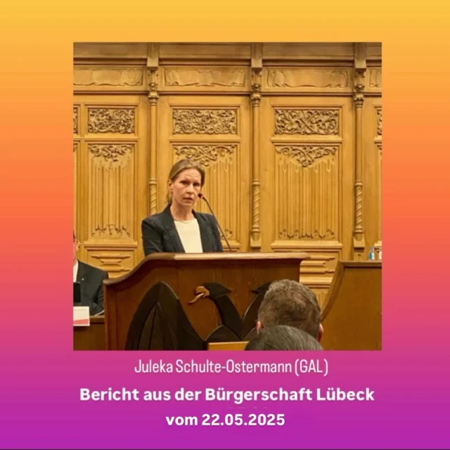 In der Bürgerschaftssitzung am 22.05.2025 hat sich unser GAL-Mitglied Juleka Schulte-Ostermann mit ihren Fraktionskollegen von den Linken – Sascha Luedtkens & Andreas Müller – engagiert für bezahlbares Wohnen, Klimaschutz & Verkehrswende eingesetzt:
 
🏠 Bezahlbares Wohnen & Wohnraum sichern:
Ein Erfolg war unser Antrag, die hohen Sielanschlusskosten für die Bewohnenden der Herreninsel nicht auf einmal zu fordern, da ihnen die Grundstücke nicht gehören, sondern diese nur mieten. Statt einer Einmalzahlung werden die Kosten nun über 20 Jahre monatlich gezahlt – solange kein dauerhafter Bebauungsplan beschlossen ist. Beschlossen wurde aufgrund einiger Wirrungen hierbei die „Fassung Hauptausschuss“. Das war aber kein Problem, da diese inhaltsgleich zu unserem Antrag und auch mit unserer Stimme zuvor im Hauptausschuss einstimmig als Beschlussempfehlung an die Bürgerschaft gegeben worden war. 
 
✍️ Des weiteren wurde eine Satzung zum Verbot der Zweckentfremdung von Wohnraum beschlossen – allerdings auf Antrag von Grünen, CDU und FDP nur das Verbot der Umwandlung in Ferienwohnungen. Wir haben uns für ein umfassenderes Verbot aller Umwandlungen in Gewerbe eingesetzt, um die Wohnungsnot besser zu bekämpfen. 
 
🌞 Photovoltaik - mehr Solarstrom: Wir haben als Bürgerschaft beschlossen, dass Lübeck bis spätestens 2040 jährlich 800 GWh Strom aus Solarenergie erzeugt – und zwar so, dass mindestens die Hälfte davon auf Dachflächen und maximal 50 % auf Freiflächen entstehen soll. Dabei ist die Wortwahl „soll“ statt eines „muss“ in der Formulierung gut, um ggf. Abweichungen zu ermöglichen, aber gleichzeitig klarzustellen, dass bereits versiegelte Dachflächen Vorrang für Solarflächen haben und vermeidbare Neuversiegelung verhindert wird. Das ist ein wichtiger Schritt für die Klima- & Energiewende in Lübeck.
 
🚴‍♀️ Verkehrswende: Mehr Rad- & Fußverkehr: Mit der neuen Stadtgrabenbrücke ist ein Meilenstein für sicheren Rad- & Fußverkehr erreicht. Juleka Schulte-Ostermann erinnert dabei an den vertagten Antrag von Linke & GAL zur fahrradfreundlichen Sanierung der Glockengießerstraße als nächsten Schritt – damit die Radverbindung von Marli bis  Bahnhof sicher befahrbar wird.