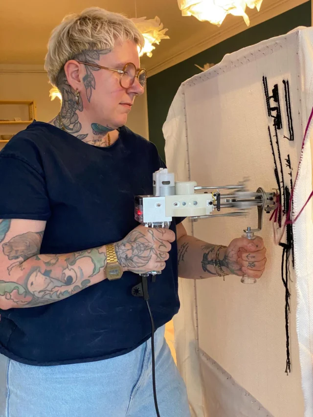 Gestern hatten wir im @chaostheorie.kreativstudio unseren Abend „Kunst trifft Politik“. Julia hat uns das Teppich Tufting gezeigt und anschließend wurde getöpfert und wir haben ein bisschen über Kommunalpolitik und die GAL erzählt und uns über Kultur und Kunst in Lübeck ausgetauscht. Es war so entspannt und intensiv, dass wir von unserer gemütlichen Runde beim Ton formen und den Ergebnissen der ursprünglichen Tonkugeln gar keine Fotos mehr gemacht haben 😅.
Absolute Empfehlung bei unserem nächsten Mal dabei zu sein oder, für diejenigen, die nicht monatelang warten wollen, selbst einen Kurs bzw. Platz beim @chaostheorie.kreativstudio zu buchen.
Viiiielen Dank an Julia für die Möglichkeit und den Spaß, den wir hatten ❤️#kunsttrifftpolitik #chaostheoriekreativstudiolübeck #gallübeck #kreativundkonstruktiv #teppichtufting #tonzutassen