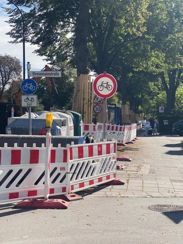 🚲 Mehr Sicherheit in der Ratzeburger Allee gefordert! 🚧
Die Fraktion Linke & GAL hat im Bauausschuss einen Dringlichkeitsantrag gestellt, um die Situation für Radfahrende & Fußgänger:innen entlang der Ratzeburger Allee schnell zu verbessern – insbesondere im Bereich der aktuellen Baustelle.
🔴 Vorschläge u.a.:
• Tempo 10 auf Länge der Baustelle
• Rad-Umleitung aufheben
• Geteilter Geh- & Radweg stadteinwärts in beide Richtungen
• Bessere Beschilderung und mehr Rücksicht auf Fußgänger:innen
CDU, FDP & AfD lehnten die Dringlichkeit ab – wir fordern trotzdem: Jetzt handeln! Nicht warten!
📆 Nächster Ausschusstermin: 29.9.
#Verkehrswende #Radverkehr #Lübeck #RatzeburgerAllee #SichereWege #LinkeGAL #gallübeck