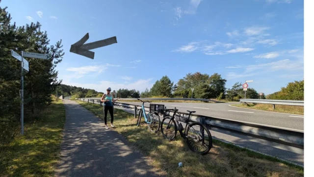 „Schilda“ in Lübecks ländlichem Raum  Unser GAL Mitglied Ronald Thorn setzt sich seit einigen Jahren kommunalpolitisch für den ländlichen Raum in Lübeck ein. Er selbst lebt mit Familie in Vorrade. Nun hat er auf einen „Schildbürgerstreich“ in Beidendorf hingewiesen. 
Entlang der Straße Schanzenbergweg führt ein teilweise ausgebauter Radweg von Beidendorf in Richtung Groß Grönau. Kurz hinter Beidendorf geht es links in die neu asphaltierte Straße Höhlfeld, die Beidendorf und Lübeck Blankensee verbindet. „Diese Straße ist auch als Radfahrstrecke ausgewiesen und sehr zu empfehlen, wäre da nicht eine durchgezogene Leitplanke zwischen der Straße Schanzenbergweg und dem Radweg“, erläutert Ronald Thorn das Problem. „Wenn ich mit dem Fahrrad weiter Richtung Blankensee fahren möchte, müsste ich mein Fahrrad über die Leitplanke heben, um in die Straße Höhlfeld abzubiegen. Ob das erlaubt ist, ist fraglich. Aber sinnvoll ist die durchgezogene Leitplanke auf keinen Fall.
Deshalb haben wir die Fahrradbeauftragte der Hansestadt Lübeck und die Bausenatorin gebeten, sich die Situation vor Ort anzusehen und die Leitplanke an dieser Stelle zu unterbrechen. Auch haben wir angeregt, die ursprüngliche Gabelung der Straße Höhlfeld wiederherzustellen und den direkten Weg nach Beidendorf durch eine Untertunnelung der Autobahn für Radfahrer und Fußgänger durchlässig zu machen“, so Ronald Thorn. „Die ursprüngliche Straße wurde nämlich durch den Bau der Autobahn geteilt, sodass seither der Umweg über den Schanzenbergweg gefahren werden muss.“ #Radwege #Beidendorf #ländlicherRaum #Verkehrswende